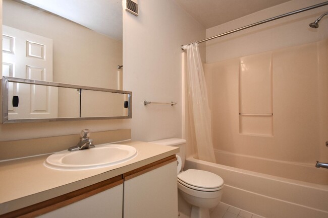 Building Photo - 2 bed 2 bath Condo close to UF