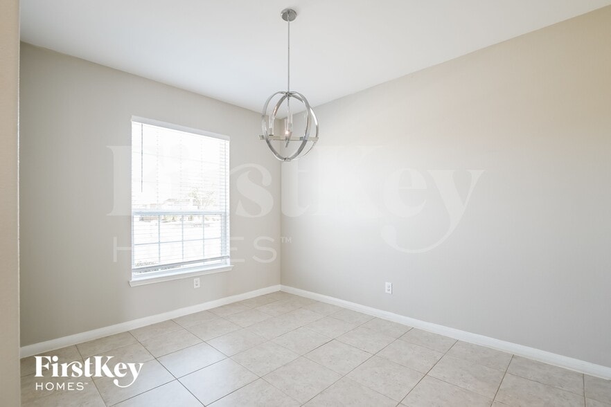 Building Photo - 710 Shady Meadow Ln