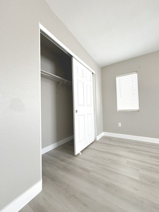 Building Photo - Vaulted Ceiling Home, Gated Community w/ P...