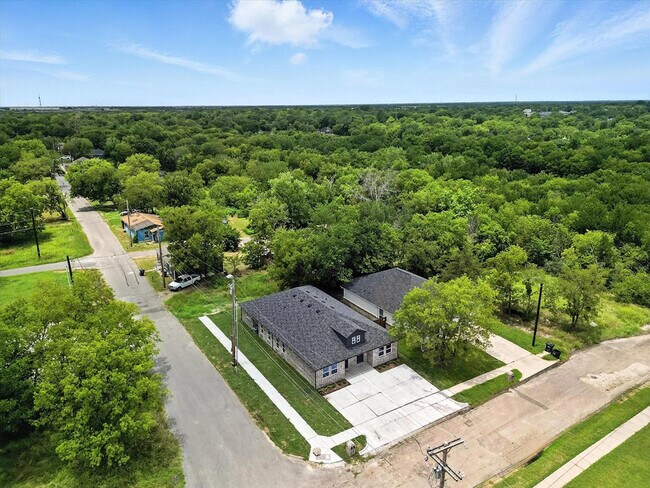 Building Photo - 3206 Sayle St