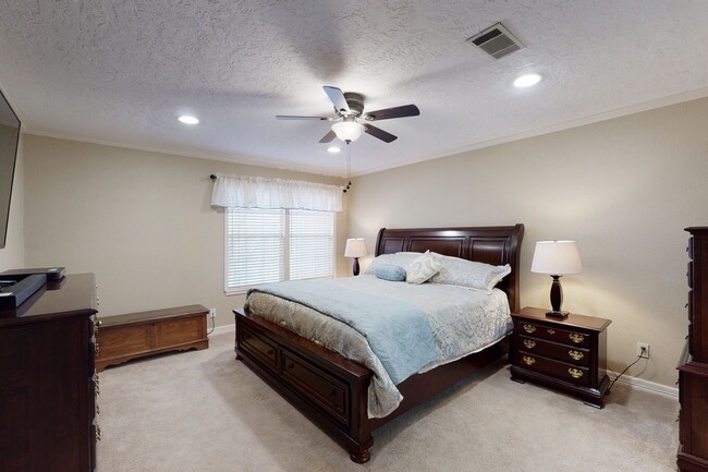 Building Photo - Adorable 3 Bed Townhome Pre-Leasing July 2026!