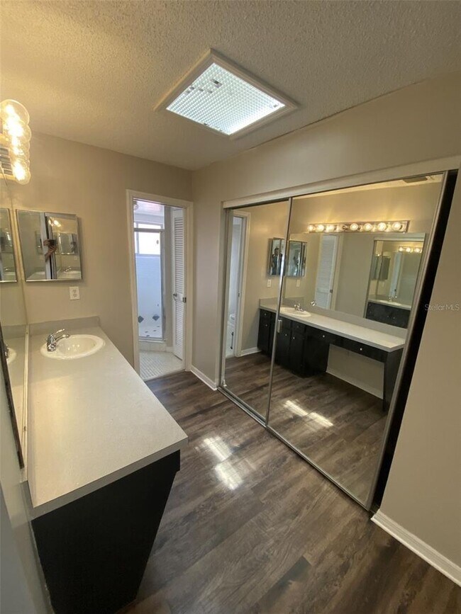 Building Photo - 2 bed 2 bath With Private Courtyard