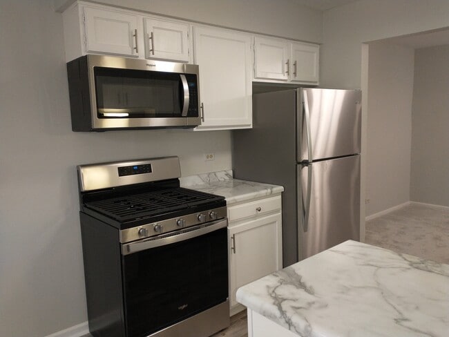 Building Photo - 905 Surrey Dr