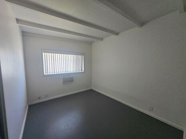 Building Photo - 540 S Mountain View Dr