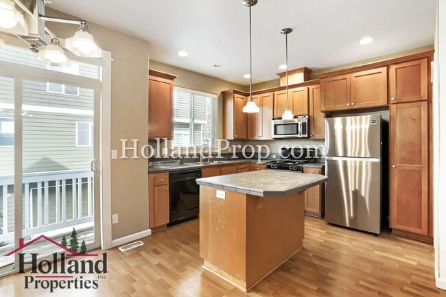 Building Photo - Charming 2-Bedroom Beaverton Townhome with Attached Garage!