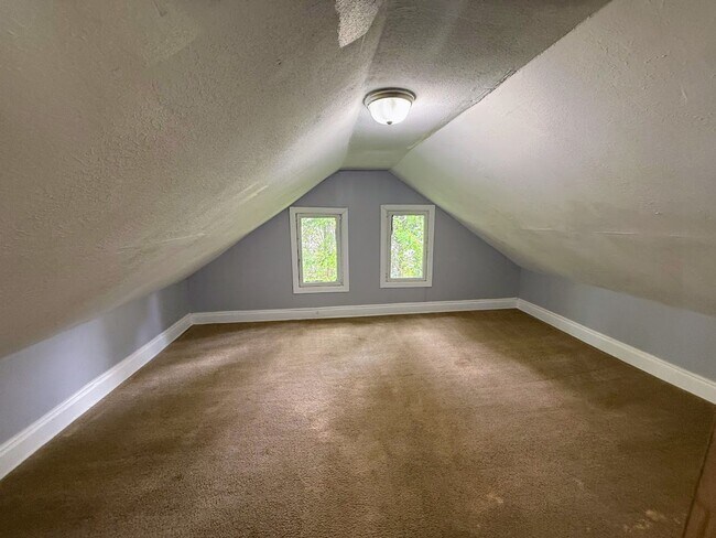 Building Photo - Large 4 bedroom home available for rent - Canton NE