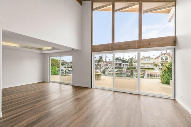 Building Photo - 2957 Seaview Ave