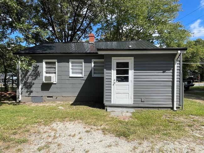 Building Photo - 2 bed, 1 bath located in High Point!