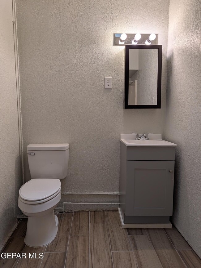 Building Photo - 8484 Alameda Ave