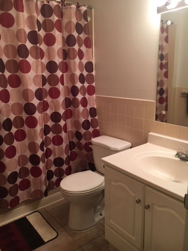 Building Photo - Spacious 3 bedroom 1.5 bath 1 MONTH FREE W...