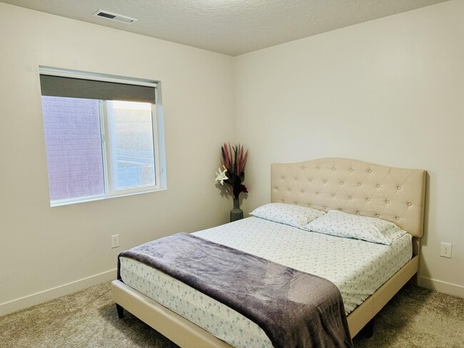 Building Photo - 2687 N Snowberry Dr