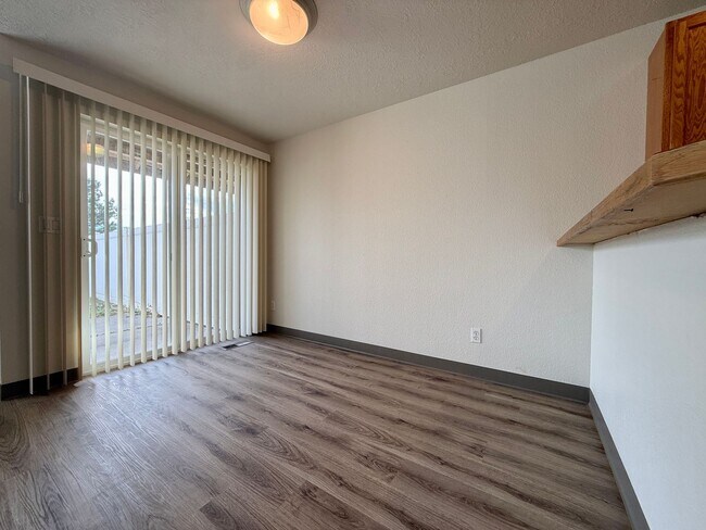 Building Photo - SPACIOUS NEWLY UPDATED TOWNHOME IN REDMOND!!