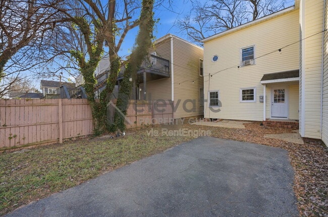 Building Photo - 2206 Parkwood Ave