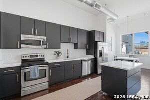 Building Photo - 831 S Flores St