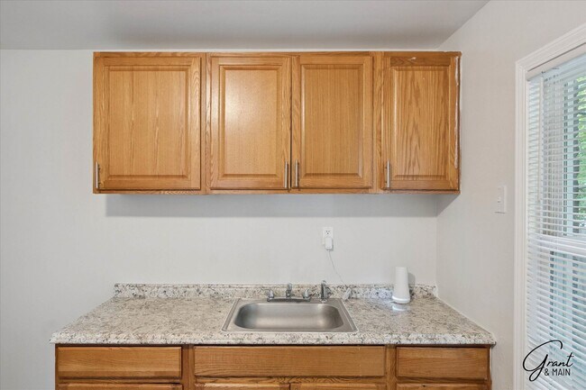 Building Photo - $1,200 -  3 bedroom Bungalow