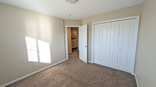 Building Photo - 4 bedroom 2.5 bathroom home