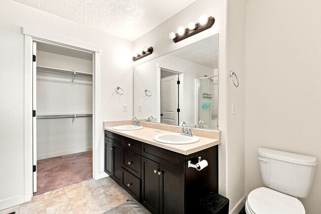 Building Photo - 3 Bedroom 2.5 Bathroom Townhome in Bluffdale!