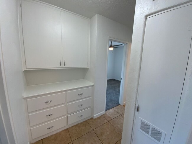 Building Photo - 2 Bedroom Single Story Home Available Near...