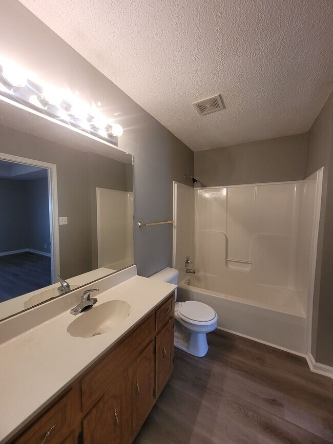 Building Photo - $1550 - 3 Beds 2 Bath Charming Ranch Home