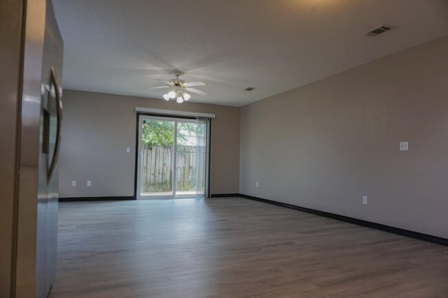 Building Photo - 322 Apple Dr