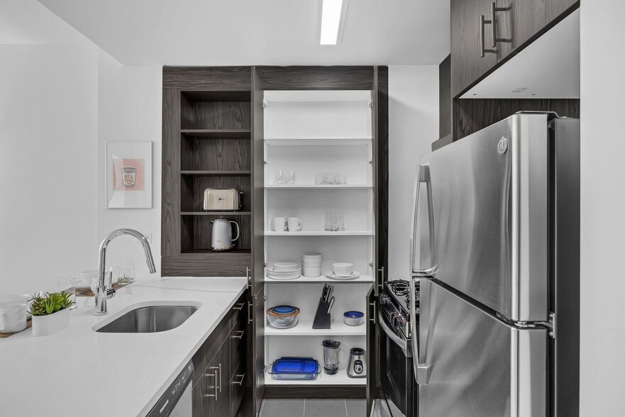 Building Photo - 10 Hanover Square