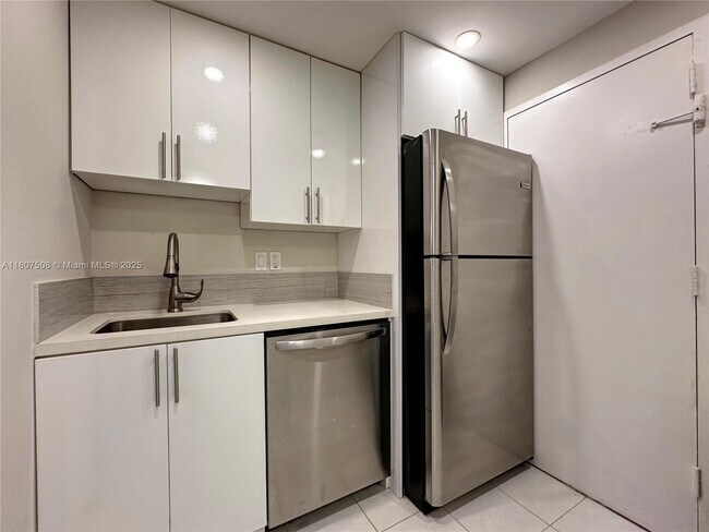 Building Photo - 2899 Collins Ave
