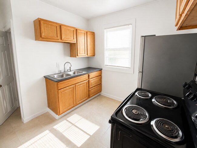 Building Photo - Move-In Ready 2 Bedroom Home with Private Fenced Backyard
