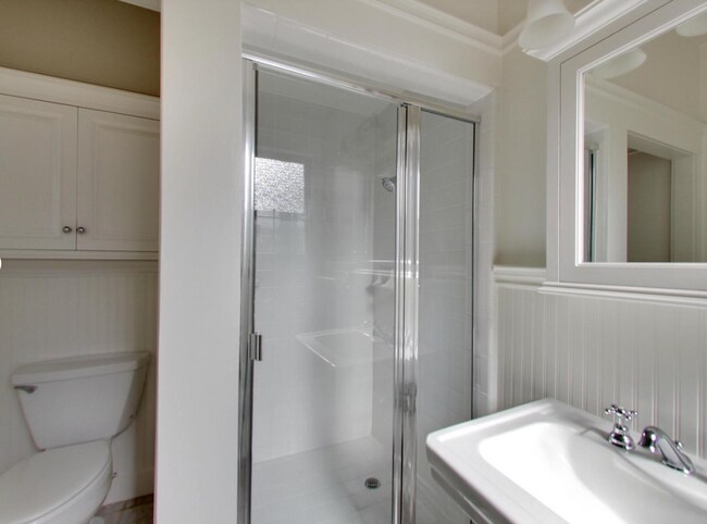 Building Photo - Expansive Top-Floor Richmond Flat | 2BD + Sunroom | Parking Included | Nearly 1,900 Sq. Ft.