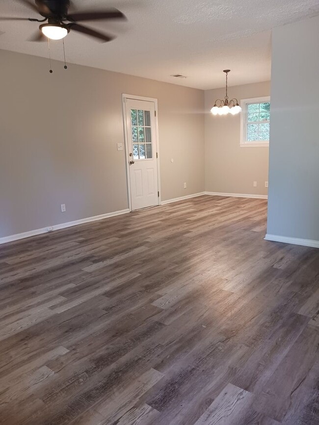 Building Photo - 4 Bedroom Home Available Now!