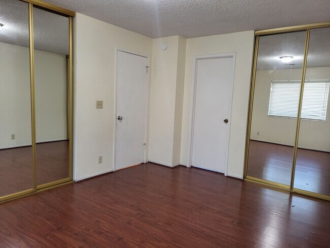 Building Photo - 125 Serpentine Dr
