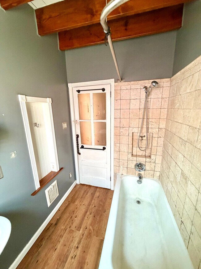 Building Photo - 738 E Madison St