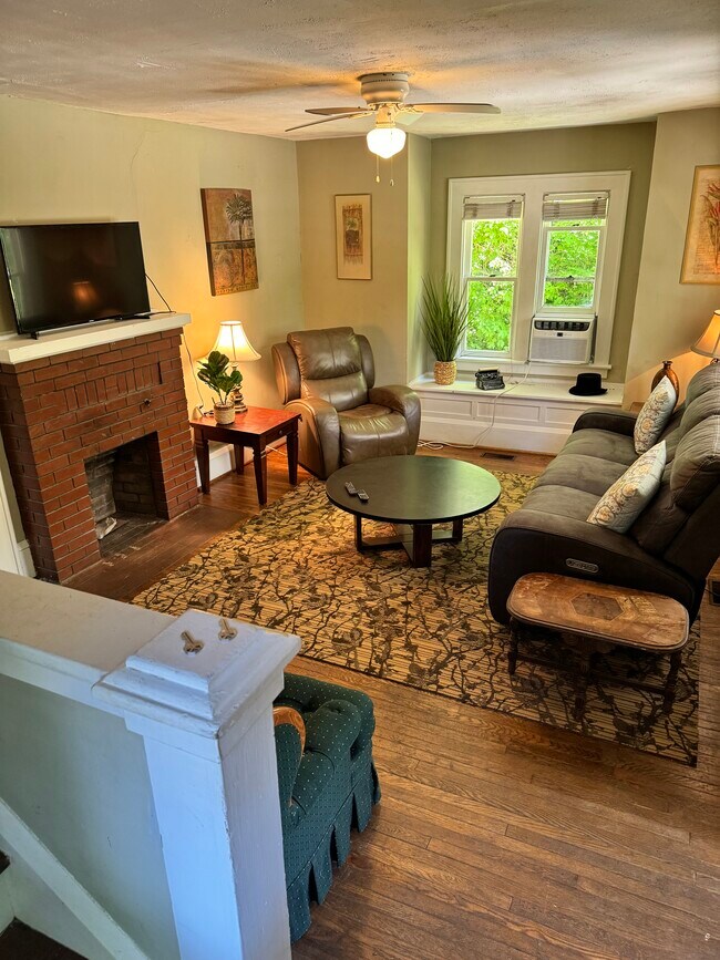 Building Photo - 101 Temple St