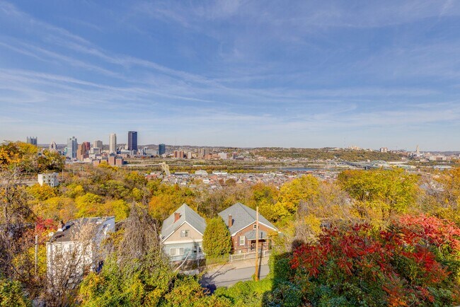 Building Photo - AVAILABLE NOW - Beautiful 3 Bedroom Home w...
