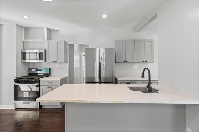 Primary Photo - 228 Cooke St
