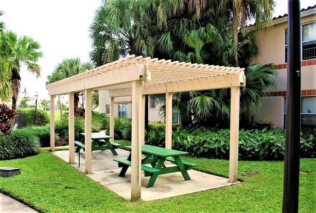 Building Photo - 3390 Pinewalk Dr N