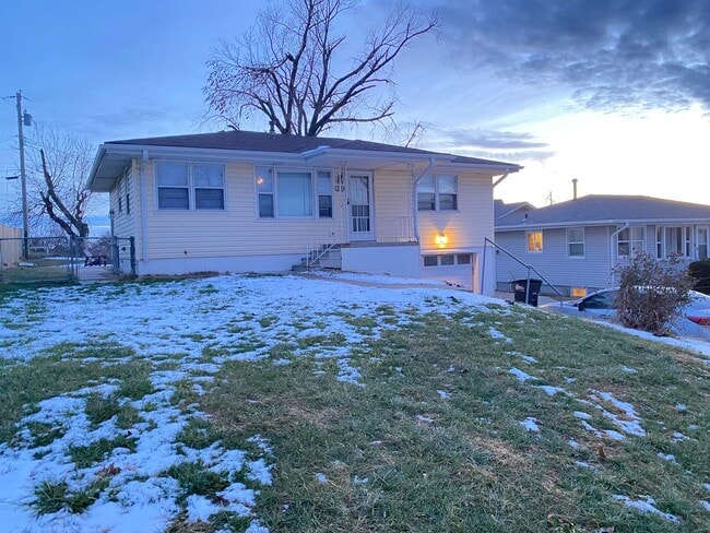 Building Photo - Beautiful 3 bed 1 bath house, over sized driveway, garage and fenced in back yard $1,595  [Move-i...