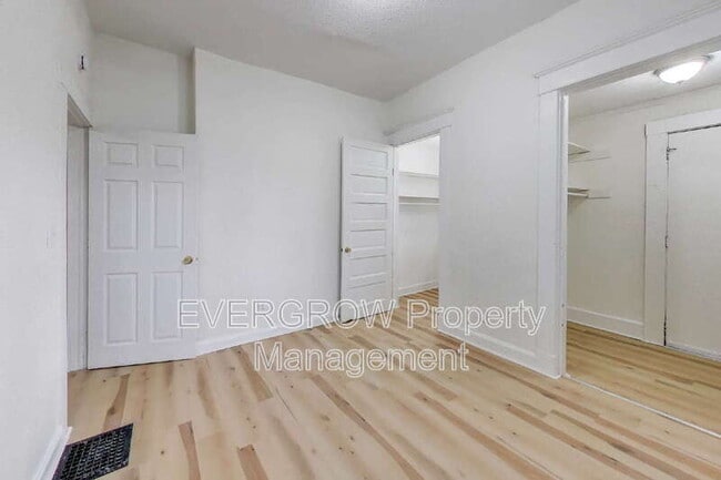 Building Photo - 413 N Oxford St