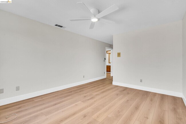 Building Photo - 5650 Edgeview Dr