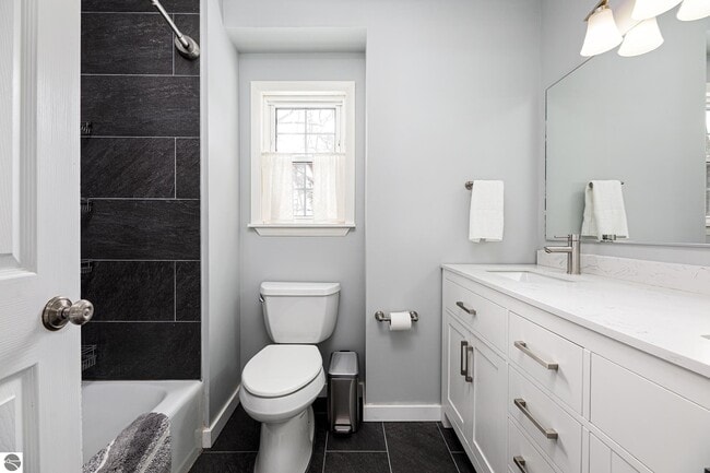 Building Photo - 1704 Comanche St