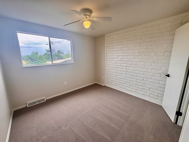 Building Photo - Beautifully Renovated Townhome in Coumbine...