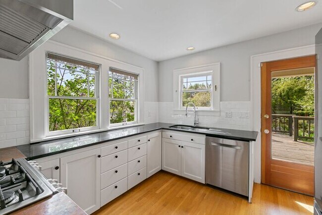 Building Photo - Charming AIR CONDITIONED Leschi Craftsman