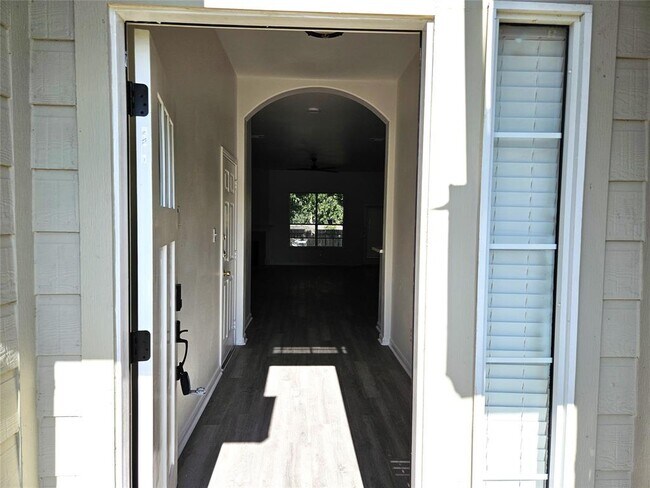 Building Photo - 202 N Pauley Dr