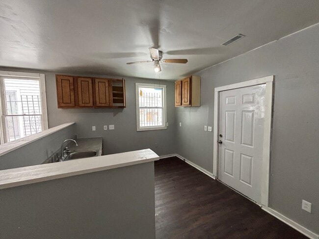 Building Photo - 2 Bedroom House