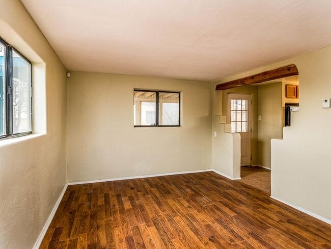 Building Photo - 2838 Aliso Dr NE