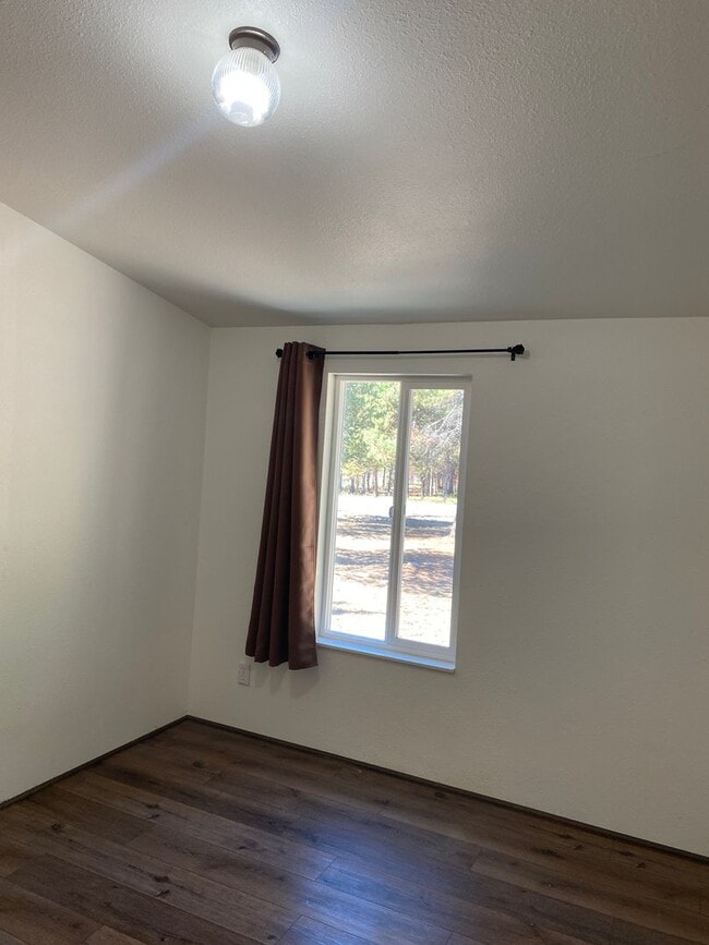 Building Photo - ? Cozy Charm on Almost an Acre in La Pine ?