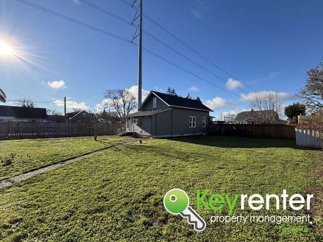 Building Photo - One of a Kind Multi-level Home in Tacoma!