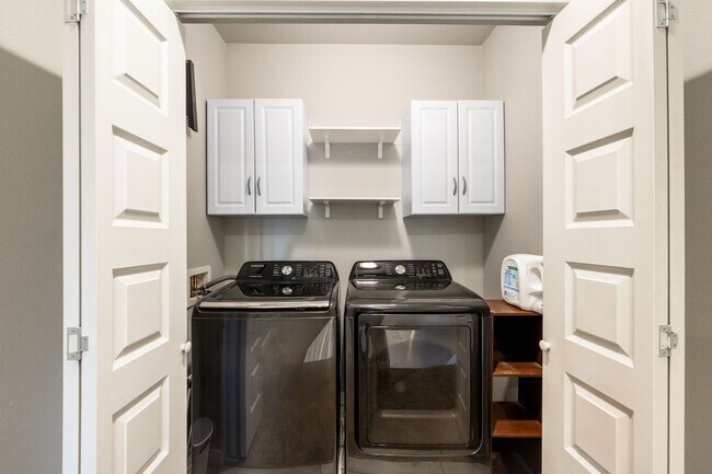 Building Photo - 3BD, 2.5BA Half-Duplex for Lease in Commerce City with 2-Car Garage