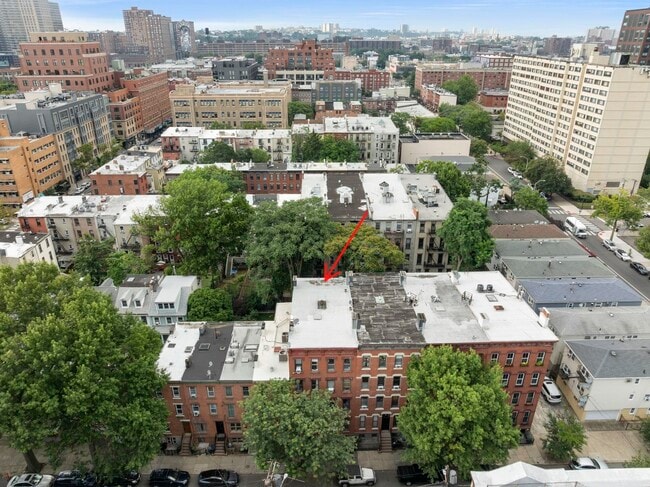 Building Photo - 208 7th St