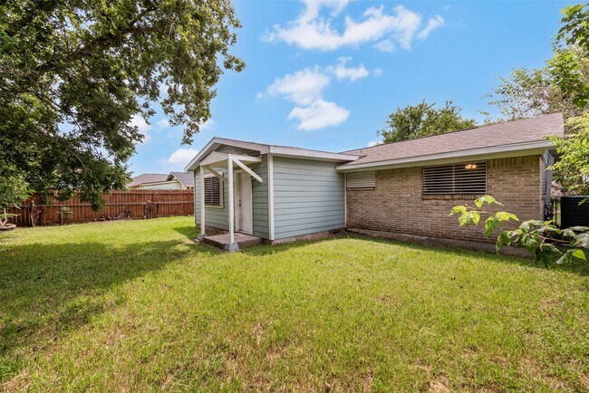 Building Photo - 7422 Oriole St