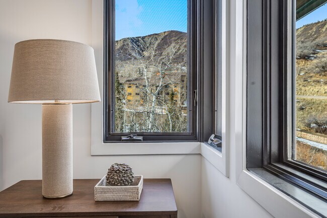 Building Photo - 135 Carriage Way